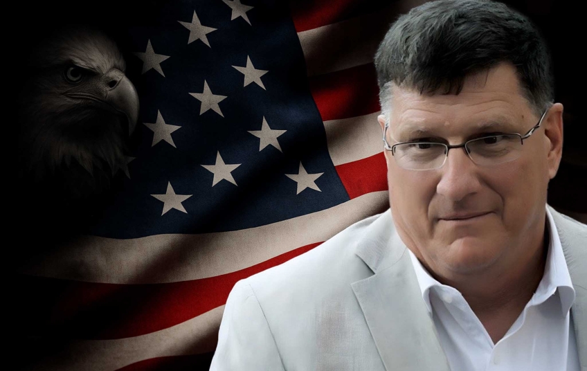 Scott Ritter před americkou vlajkou – bývalý zpravodajec kritizuje politiku USA