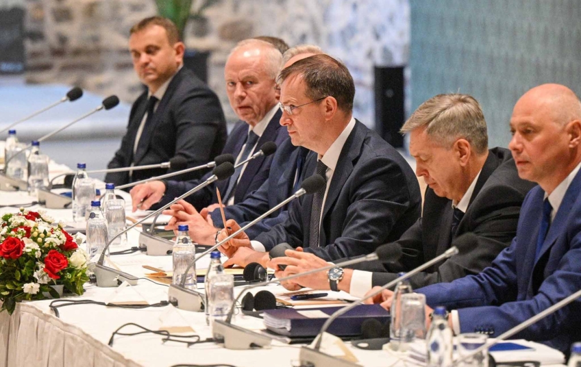 Zástupci ruské delegace během jednání s Ukrajinou v paláci Dolmabahçe v Istanbulu, kde se obě strany dohodly na výměně 1 000 zajatců a otevřely cestu k dalším jednáním o příměří. (16. května 2025) Delegace ruské strany při mírových jednáních s Ukrajinou v Istanbulu, květen 2025